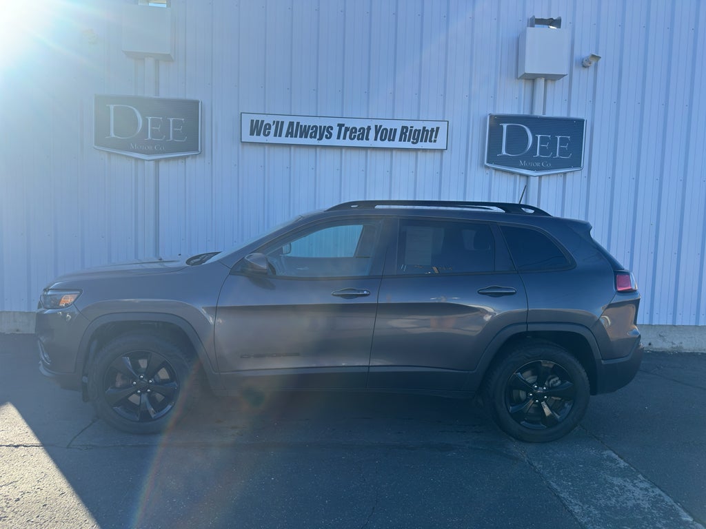 2020 Jeep Cherokee Altitude 4X4 in Gray — front three-quarter view
