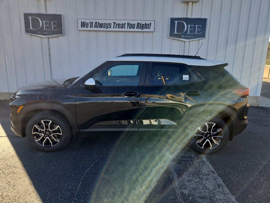 2026 Chevrolet Trailblazer ACTIV in Mosaic Black Metallic — front three-quarter view